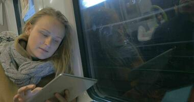 Frau mit Tablette bleiben im berühren im Metro Zug video