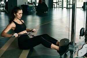 mujer deportiva haciendo ejercicio en multiestación en el gimnasio para los músculos de los brazos y los hombros. ejercicio físico en el gimnasio. foto