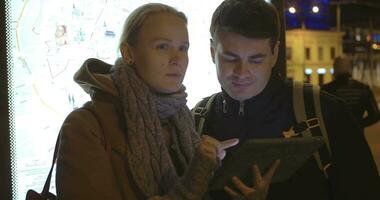 turistas caminando en Tallin con tableta video