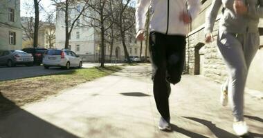 Paar Joggen im Tallinn Straßen video