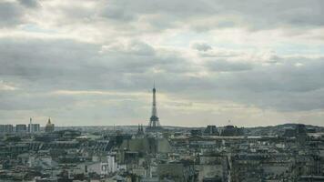Zeitraffer von Wolken Versammlung Über das Paris video