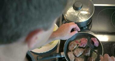 Mann Kochen lecker Abendessen beim Zuhause video