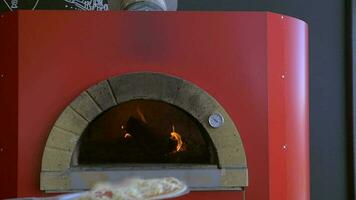 Koken pizza in fornuis video