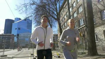 Jeune couple ayant Matin courir dans le ville video