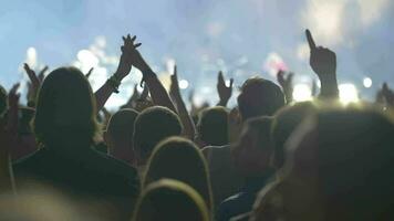 människor klappar händer på de stor pop- konsert video