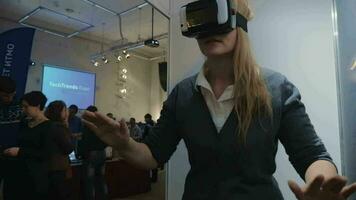 mulher explorando virtual realidade às tecnologia exposição video