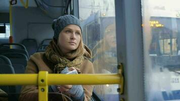 mujer pasajero mirando fuera autobús ventana video