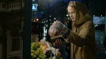 mujer comprando Fruta en al aire libre mercado video