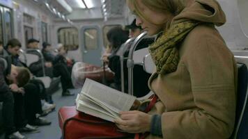 mulher lendo uma livro dentro tubo trem video
