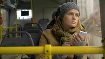 jovem triste mulher usando inteligente telefone dentro a ônibus video