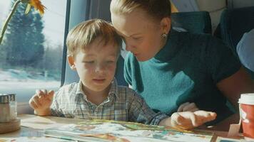 mãe e filho com crianças livro dentro a trem video