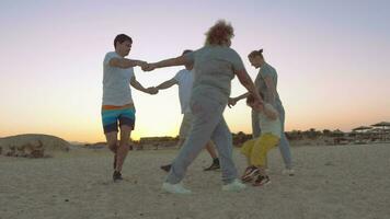 runden tanzen auf das Strand video