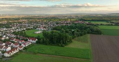 Drönare panorering över de små stad av dieburg nära darmstadt i sydlig hesse på solnedgång video