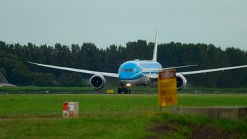 amsterdam, de nederländerna juli 25, 2017 - klm dutch kunglig flyg dreamliner boeing 787 ph bhi accelerera och ta av på polderbaan 36l, shiphol flygplats, amsterdam, holland video