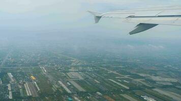 vliegtuig duurt uit gedurende de regen van suvarnabhumi luchthaven, Bangkok, Thailand video