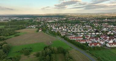Drohne Flug entlang das klein Stadt, Dorf von Dieburg in der Nähe von Darmstadt im Süd- Hessen beim Sonnenuntergang video