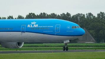 amsterdam, il Olanda luglio 25, 2017 - klm reale olandese le compagnie aeree boeing 777 ph bvo girare pista di decollo polderbaan 36l prima partenza, nave aeroporto, amsterdam, Olanda video