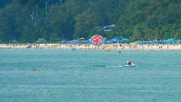 människor koppla av på karon strand. detta är ett av de mest populär stränder bland turister i phuket video