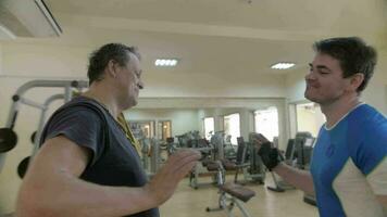 fast handslag av vänner i de Gym video