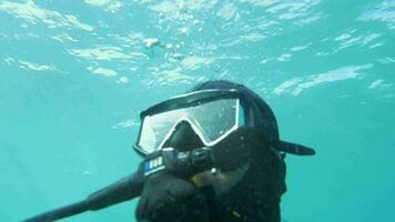 scuba duiker in blauw water Aan zonnig dag video