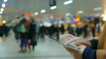 gebruik makend van tablet computer Bij de luchthaven hal video