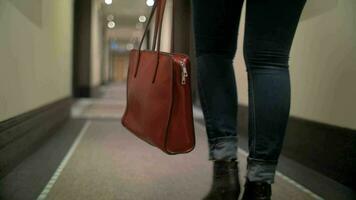Frau mit Tasche Gehen im Hotel Halle video
