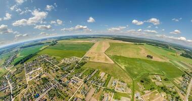 minuscule planète dans ciel avec des nuages surplombant vieux ville, Urbain développement. transformation de sphérique 360 panorama dans abstrait aérien voir. video