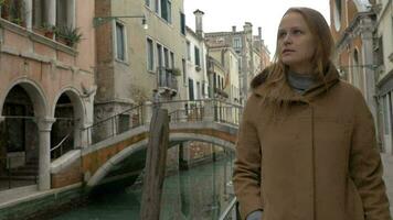 mujer teniendo café mientras caminando en Venecia video