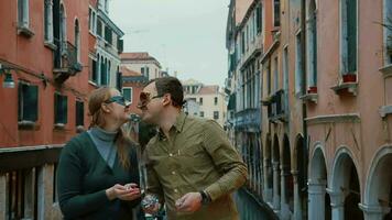 Paar im venezianisch Masken werfen Konfetti video