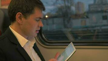 homme avec tablette ordinateur sur affaires voyage video