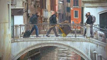 Venecia ciudad escena con puente y caminando personas video