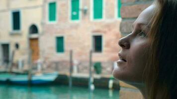 Frau mit traurig aussehen draussen im Venedig video