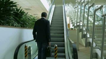 homem de negocios em escada rolante video
