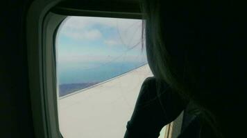 fliegend im das Flugzeug und genießen Aussicht von Höhe video