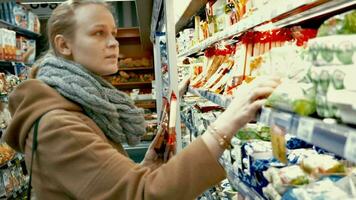mulher dentro mercearia escolhendo Comida video
