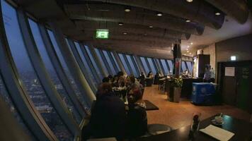 Menschen im Cafe oben 180, das Rheinturm video