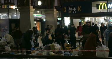 liefdadigheid verzamelen punt in Kopenhagen spoorweg station video