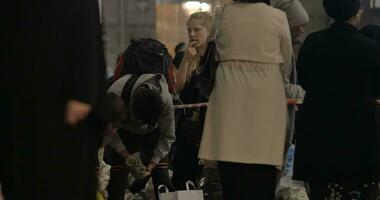 femelle aide ouvrier distribuer vêtements à charité collecte point dans Copenhague chemin de fer station video