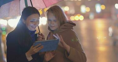 amigos usando tablet pc al aire libre video