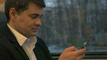 zakenman gebruik makend van smartphone in trein video