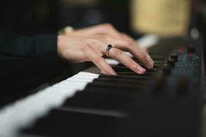 de cerca de un del pianista manos mientras jugando el piano foto