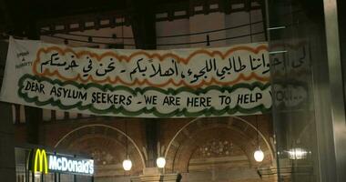 Banner sehr geehrter Asyl Suchende wir sind Hier zu Hilfe Sie im Englisch und Arabisch Skript video
