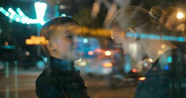 contento madre y niño hablando en noche ciudad video