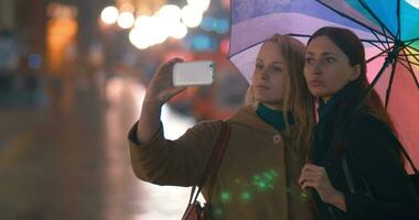 amies prenant selfie sur smartphone video