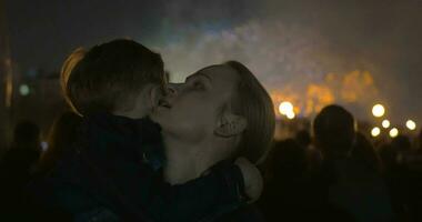 fils et mère sur feu d'artifice spectacle video