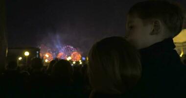 Mutter und Sohn Aufpassen Feuerwerk video