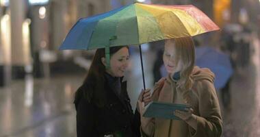 Frauen reden auf das Straße auf regnerisch Tag video