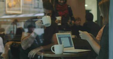 vrienden ontmoeten in café video