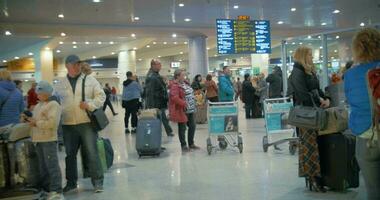 passageiros com bagagem esperando às a aeroporto video