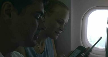 Menschen mit Gadgets auf ein Flugzeug video